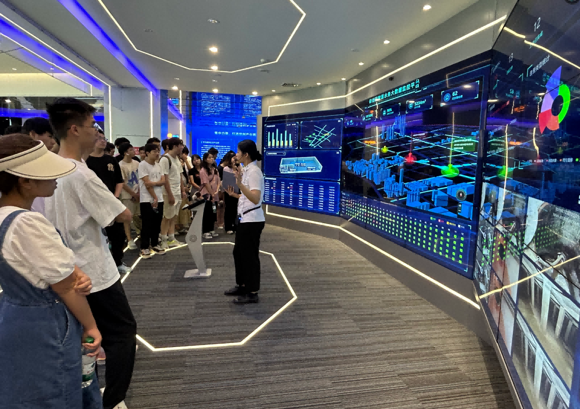 南宫NG28科技IT精英暑期实训营活动日 | 探秘南京江北新区研创园 科技火花点亮未来梦想